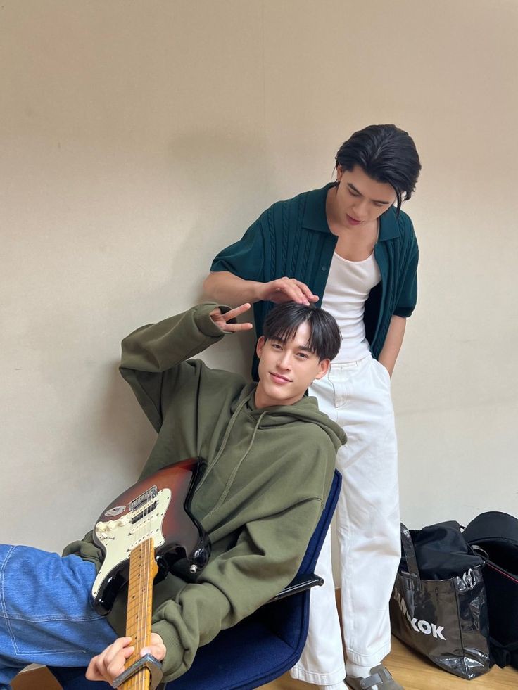 JGholicc's tweet image. "what's ur favorite color"
Joss: green.

#JossGawin #JossWayar #GawinCaskey