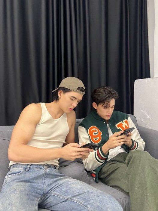 JGholicc's tweet image. "what's ur favorite color"
Joss: green.

#JossGawin #JossWayar #GawinCaskey