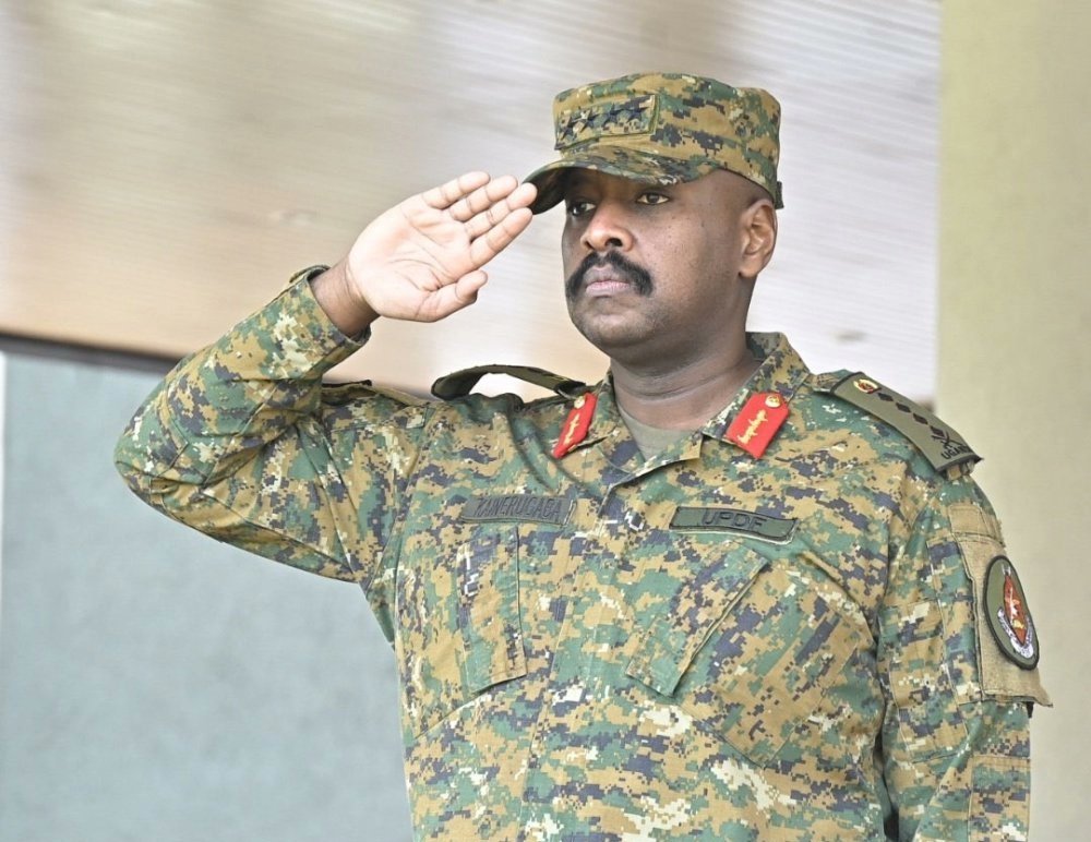 flashfmrw's tweet image. Umugaba Mukuru w’Ingabo za #Uganda, Gen. Muhoozi #Kainerugaba, yahaye umunyapolitiki Robert Kyagulanyi Ssentamu uzwi nka Bobi Wine amasaha 48 yo kuba yishyikirije Polisi, atabikora agafatwa nk’inyeshyamba.