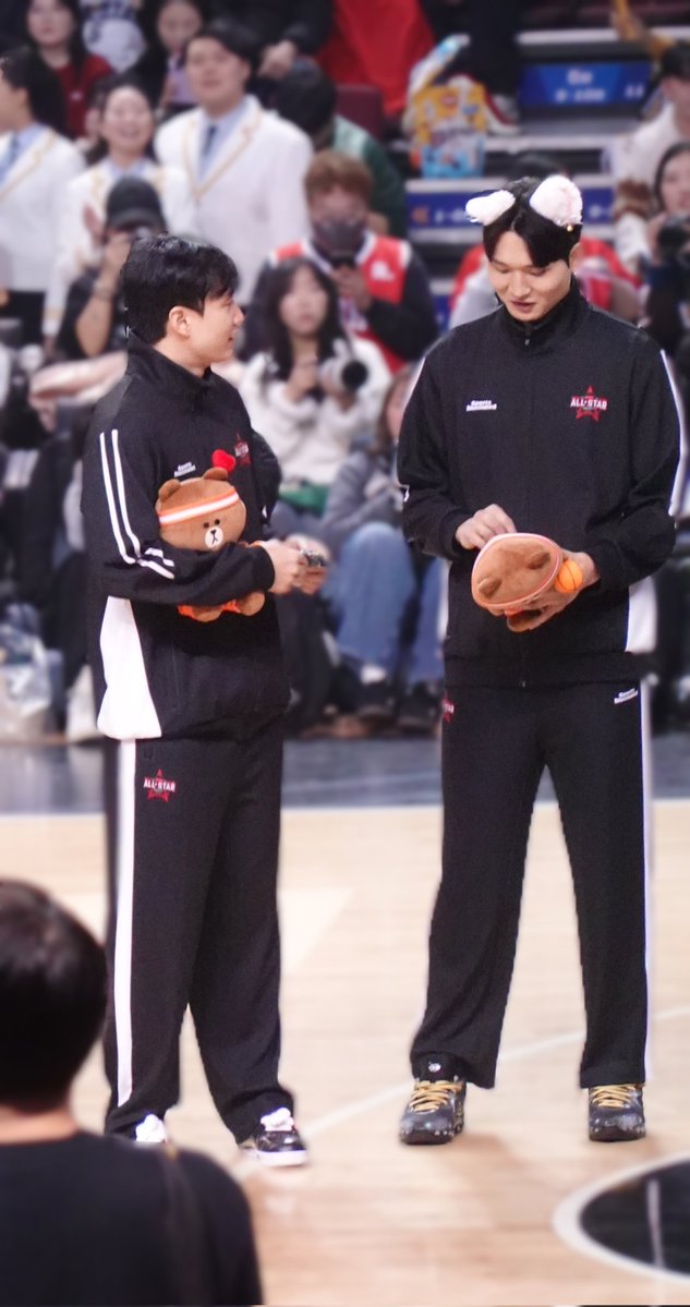 머리띠가 맘에 들었는지 한 참 하고 있었던 영준냥이...❤️