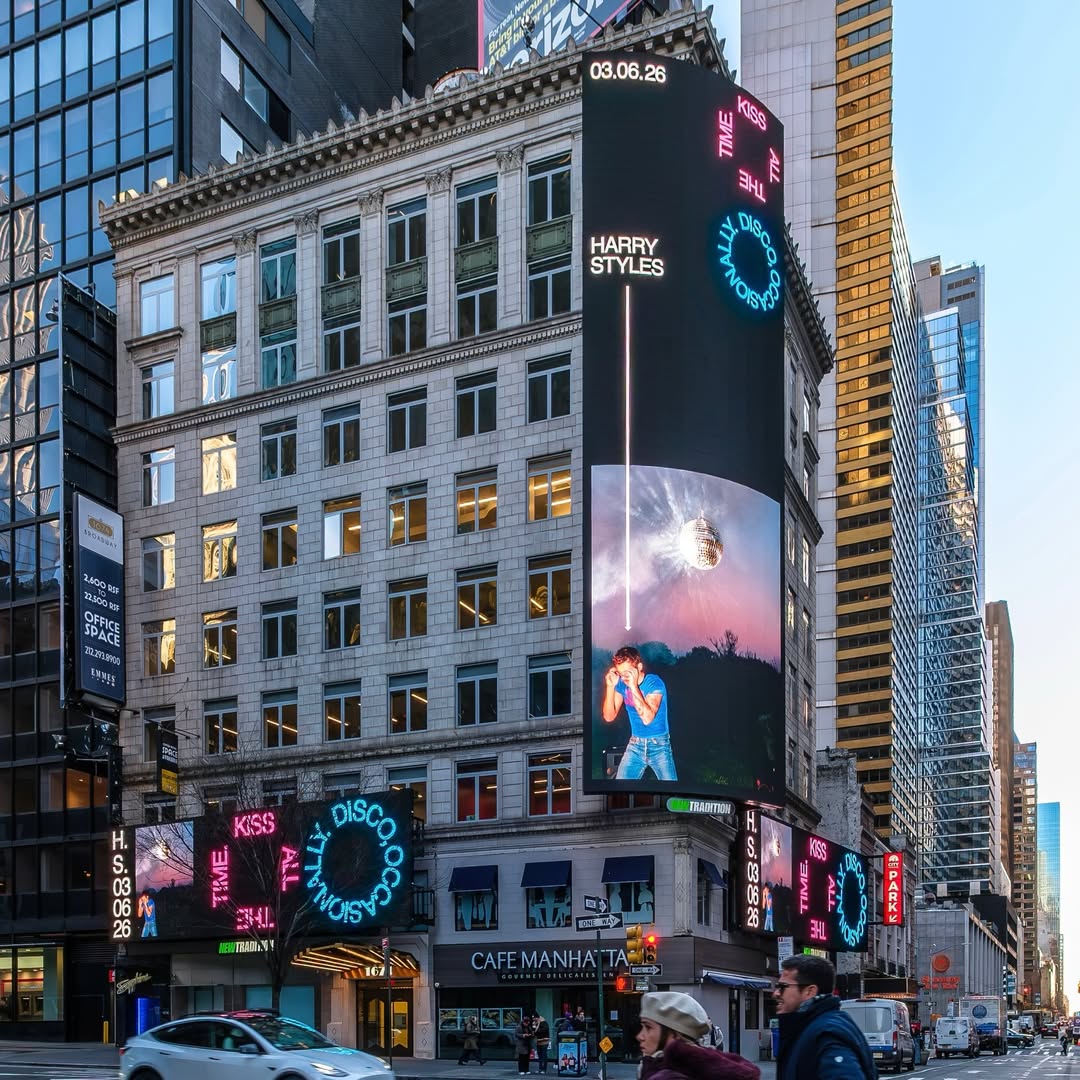OT5Dailys's tweet photo. HSHQ shared pictures of the promo of Kiss All The Time. Disco Occasionally. around the world!

“It’s all waiting there.” https://t.co/cBgCfmKFb8