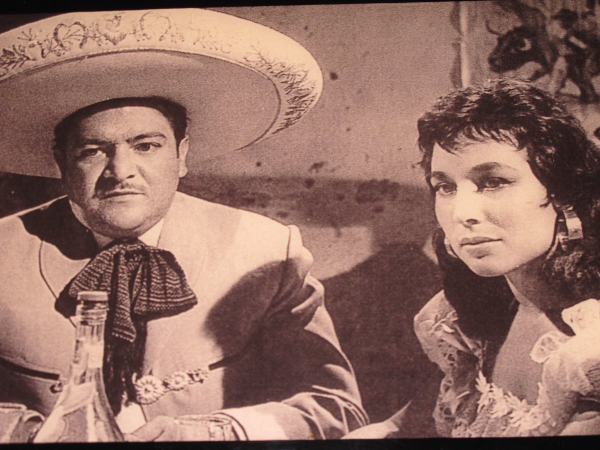 “Yo no sé lo que valga mi vida, pero yo te la vengo a entregar, yo no sé si tu amor la reciba, pero yo te la vengo a dejar”

José Alfredo Jiménez, nació un día como hoy de 1926.