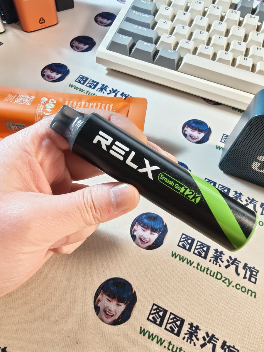 SnowplusChina's tweet photo. 新品 · 悦刻小黑条太空舱
Relx SmashGo 12k Puffs

国内首批现货😀
奥地利极凉风味：https://t.co/1PUT5hUE1K

视频验真，现货秒发⚡️

#Relx #vape #SmashGo #悦刻太空舱 #悦刻小黑条 #小黑条 #图图电子烟 #悦刻一次性 https://t.co/o3QLqzA4QR