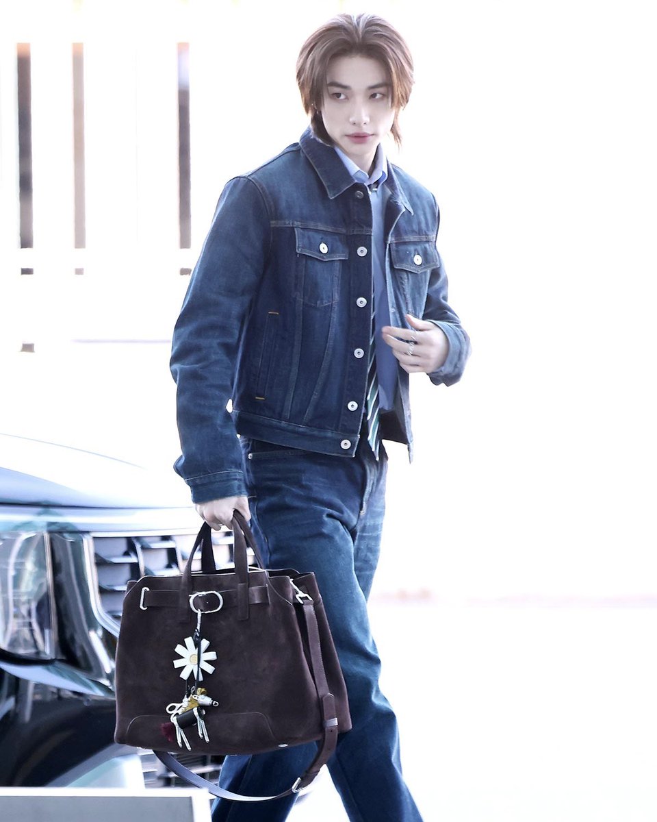 พาส่องแอร์พอตลุคของฮยอนจิน Hyunjin <a href="/Stray_Kids/">Stray Kids</a>ที่เปิดตัวมาในเดนิตสุดหล่อ สบายๆก่อนมุ่งหน้าสู่กรุงปารีสเพื่อร่วมชมแฟชั่นโชว์ Dior Men's Winter 2026-27 

#HYUNJIN #Dior #DiorWinter26 #HYUNJINXDIOR