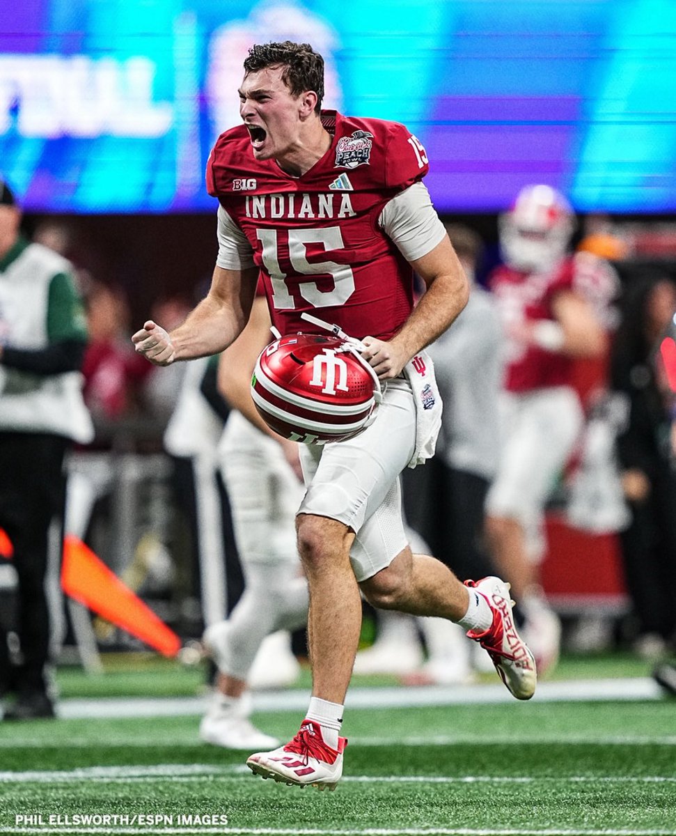 XAVIAERD's tweet image. Imagine getting declined as a walk-on from University of Miami, just to defeat Miami in the national championship years later… 

Incredible. Congratulations, Indiana University and especially Fernando Mendoza!