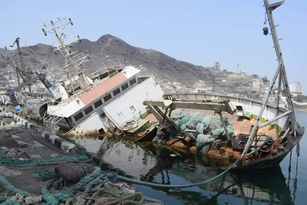 فضيحة من العيار الثقيل للإمارات في عدن نطالب الحكومة اليمنية والتحالف العربي بقيادة السعودية بفتح تحقيق عاجل بشأن تعمد الامارات إغراق أكثر من  20 سفينة في ميناء عدن على فترات زمنية مختلفة منذ العام 2015 حتى عام 2025 ، وتمثلت العملية بإغراق سفن مهجورة وقد مضى عليها الزمن ولم تعد