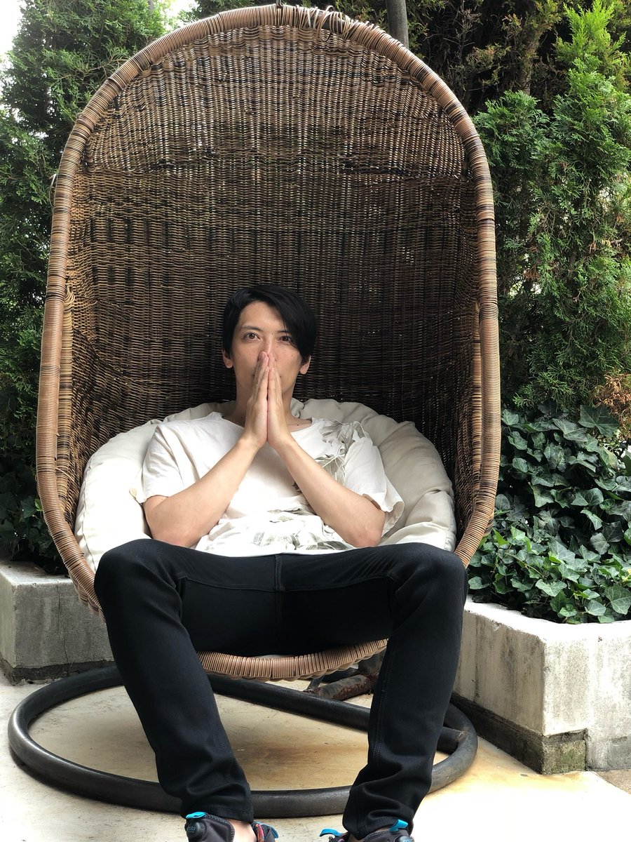 あなたの役を誰かがやってるのも
あなたがやるはずだった事をやるのも
だいぶ慣れた

あなたがいるはずのここに
あなたがいないのも

今日はあなたの誕生日
あなたがいたら見なかった世界で
それでも
やっぱりここにいて欲しいと
思ってしまう
私は欲張りだね

世界中でお祝いしてくれるね
おめでとう