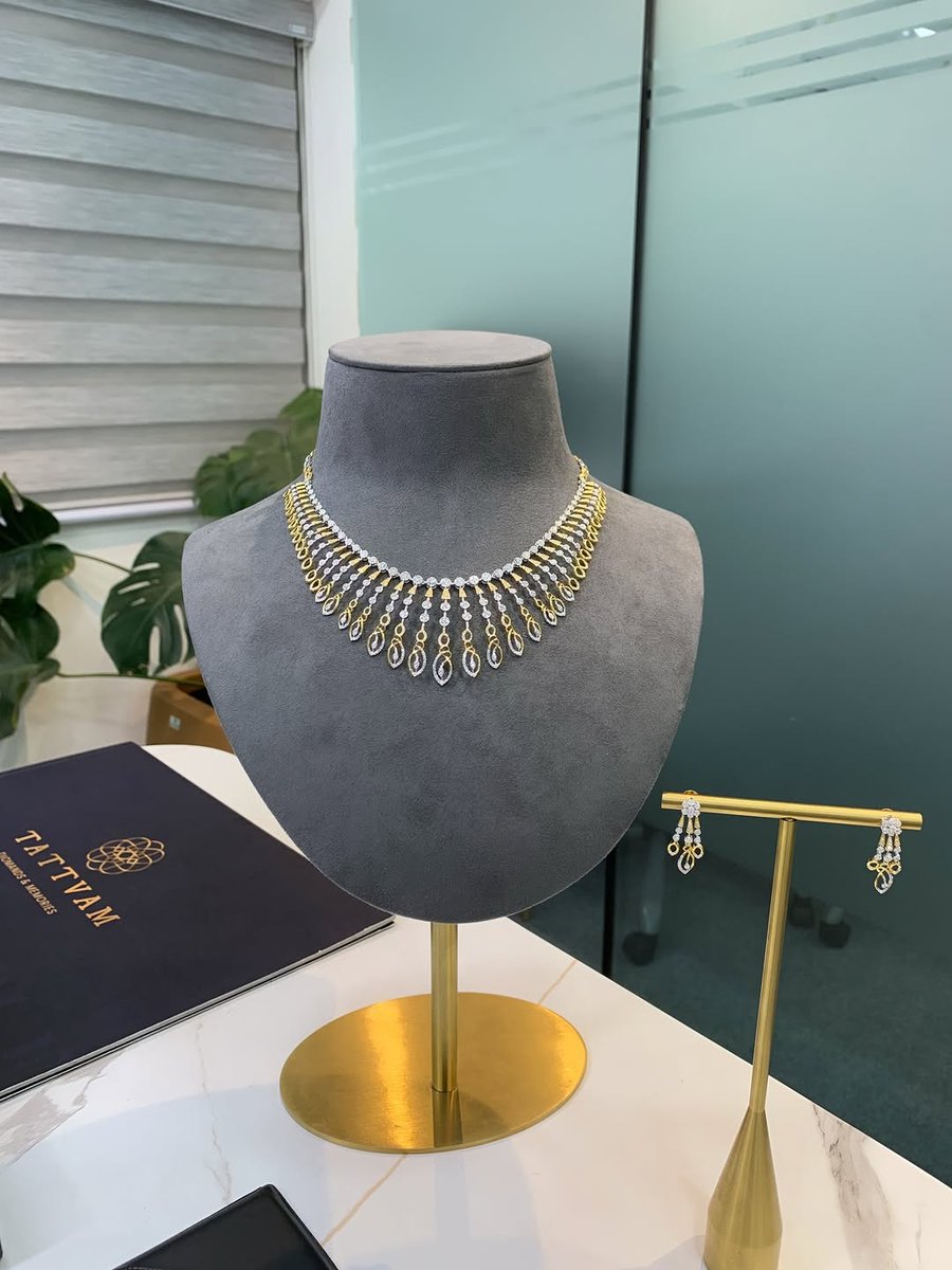 tattvamjewel's tweet image. Round-shape brilliant cut natural diamonds, crafted into a designer necklace set that speaks pure elegance. Timeless sparkle, made to shine with you 💎

#NaturalDiamonds #RoundBrilliant #DiamondNecklaceSet #DesignerJewelry #LuxuryJewels #FineJewelry #TimelessElegance