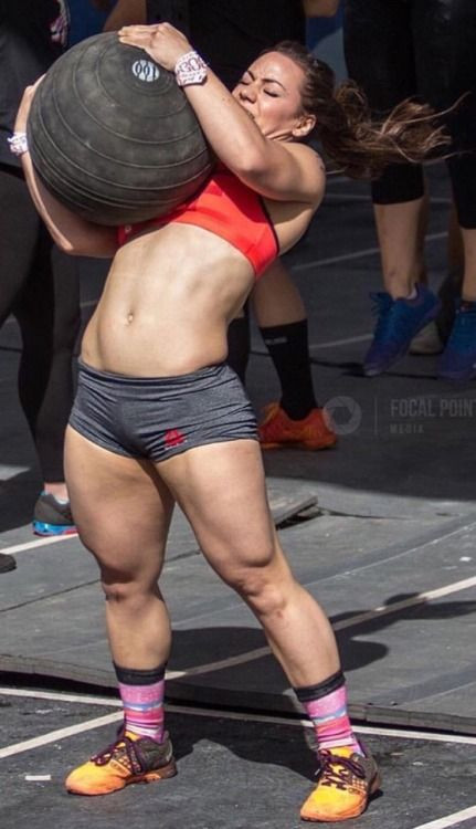 요즘 모으고 있는 근돼 여성모델 자료. 여성은 남성에 비해 골반이 커서 근돼 남성과는 다른 매력이 있다..