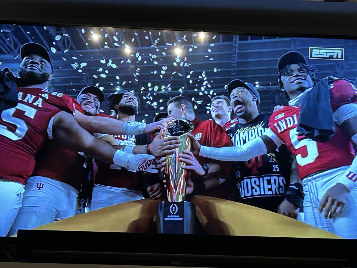 JMUSoundOff's tweet image. I see 5 JMU players and a JMU coach #GoDukes