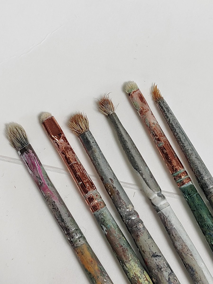 【本日の精鋭部隊🔥】
油絵修行中🎨
筆サバキ苦手🙉💔
ほぼ毛先無し🖌️お借りし
どうにか描いてる…
間違えて🖌️持ち手の先
シャカシャカ洗ってた🤣💔
いつの間にか顔や服に
絵の具付けてたり…🫠
そんなことは
しょっちゅうです😐🫶
coyonac🐿️
#絵の具まみれ
#制作事故
#画材トラブル
#coyonac
#筆