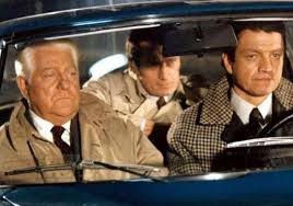 merlinpapin3's tweet photo. #DéfiCinéClassique2026 (Georges Lautner ) Vu le film  #LePacha de Georges Lautner (1968) avec Jean Gabin André Pousse Robert Dalban Maurice Garrel Dany Carrel Serge Gainsbourg Jean Gaven Louis Seigner Dominique Zardi André Weber

Le commissaire Joss dit "Le Pacha" voit approcher le temps de la retraite. Mais il est douloureusement affecté par la mort de son collègue Gouvion, survenue au cours d'un vol à main armée Gouvion n'était d'ailleurs pas un saint, mais Joss est décidé à finir sa carrière par un coup d'éclat contre les truands.

Le Pacha est un polar noir comme on n’en fait plus, sec, brutal, tendu, avec cette élégance un peu sale des années 60 où les flingues parlent autant que les regards. Georges Lautner filme droit devant, sans fioritures, et donne à Jean Gabin l’un de ses rôles de flic bourru les plus jubilatoires. Gabin est le Pacha, point final. Il n’explique rien, il tranche. Et quand Audiard lui met des mots dans la bouche, chaque phrase tombe comme une gifle bien ajustée. Ici, le dialogue n’illustre pas l’action, il la domine.

Audiard est en état de grâce : chaque réplique est pesée, aiguisée, définitive. Ça claque, ça cogne, ça fait mouche. Gabin porte ces mots comme un manteau taillé sur mesure, avec cette autorité tranquille qui n’appartient qu’à lui. Un flic qui n’a plus rien à prouver, mais encore tout à perdre.

Face à lui, André Pousse livre sans doute son meilleur rôle, celui d’un caïd ignoble, un des pires salauds du cinéma français, et c’est dire. Un personnage gratiné, épais, sûr de lui, trop sûr de lui justement. Un con dangereux, et Lautner aime filmer les cons dangereux. Parce que des cons, il y en a plein dans Le Pacha : un inspecteur qui se prend pour un bandit, un divisionnaire qui comprend trop tard qu’il s’est fait rouler, et un caïd persuadé d’être plus malin que tout le monde.

Robert Dalban est impérial, probablement l’un de ses meilleurs rôles. Solide, précis, jamais en surjeu. Autour, la galerie de seconds rôles est un luxe absolu : Louis Seigner, Maurice Garrel, Dany Carrel, Jean Gaven… et Serge Gainsbourg, évidemment, avec sa présence trouble et surtout ce “Requiem pour un con” qui traverse le film comme une balle lente mais mortelle.

La musique et la chanson fonctionnent à merveille avec le montage. Le tempo épouse les séquences, accompagne la violence, souligne la fatalité. Ce n’est pas un gadget musical, c’est une colonne vertébrale. Un requiem ironique, brutal, presque ricanant.

Mais derrière le polar qui défouraille, Le Pacha est aussi un film sur l’amitié déçue, la trahison, les lignes qu’on croyait droites et qui se révèlent pourries jusqu’à l’os. Lautner filme un monde où la loyauté a un prix, et où ceux qui oublient ce prix finissent toujours par payer l’addition.

La mise en scène est sèche, efficace, sans gras. Le scénario avance comme un rouleau compresseur, sans temps mort. Pas de psychologie démonstrative, tout passe par les regards, les silences, les mots d’Audiard qui frappent juste.

Le Pacha est un grand polar français, un film de gueules, de voix, de morale grise et de connerie humaine à l’état brut. Un film qui rappelle que dans ce milieu, les cons ne meurent jamais tous… mais certains méritent qu’on leur chante un requiem.

Un classique. Sec. Définitif. Gabinesque.

❤️si vous aimez