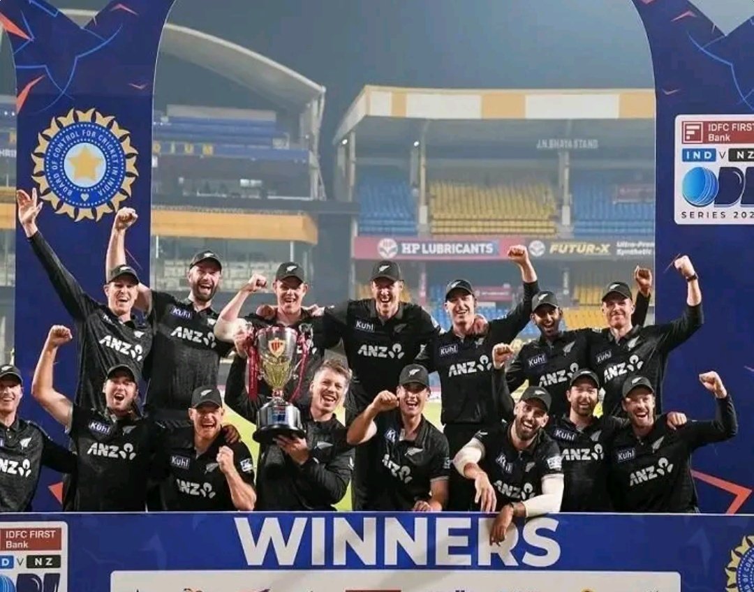 News_7D's tweet photo. इतिहास रचकर बोले ब्रेसवेल: जज़्बा आकार से बड़ा होता है

Michael Bracewell ने भारत में वनडे सीरीज़ जीतने के बाद अपनी टीम के प्रदर्शन को गर्व का पल बताया। उन्होंने कहा कि भारत जैसे क्रिकेट-दीवाने देश में, विश्वस्तरीय खिलाड़ियों के सामने खेलना हमेशा यादगार अनुभव होता है।

न्यूज़ीलैंड टीम के लिए यह उपलब्धि खास इसलिए भी है क्योंकि इससे पहले भारतीय सरज़मीं पर वनडे सीरीज़ जीतना आसान नहीं रहा। ब्रेसवेल के मुताबिक उनकी टीम भले ही भौगोलिक रूप से छोटी हो, लेकिन मैदान पर वे आपसी तालमेल, अनुशासन और सामूहिक प्रयास से बड़ी चुनौतियों का सामना करने में भरोसा रखते हैं।

उन्होंने भारतीय दर्शकों की तारीफ़ करते हुए कहा कि ऐसे माहौल में मिली जीत और भी मूल्यवान हो जाती है।
यह सीरीज़ जीत साबित करती है कि क्रिकेट में नाम या आकार नहीं, बल्कि सोच, तैयारी और टीमवर्क मायने रखता है।