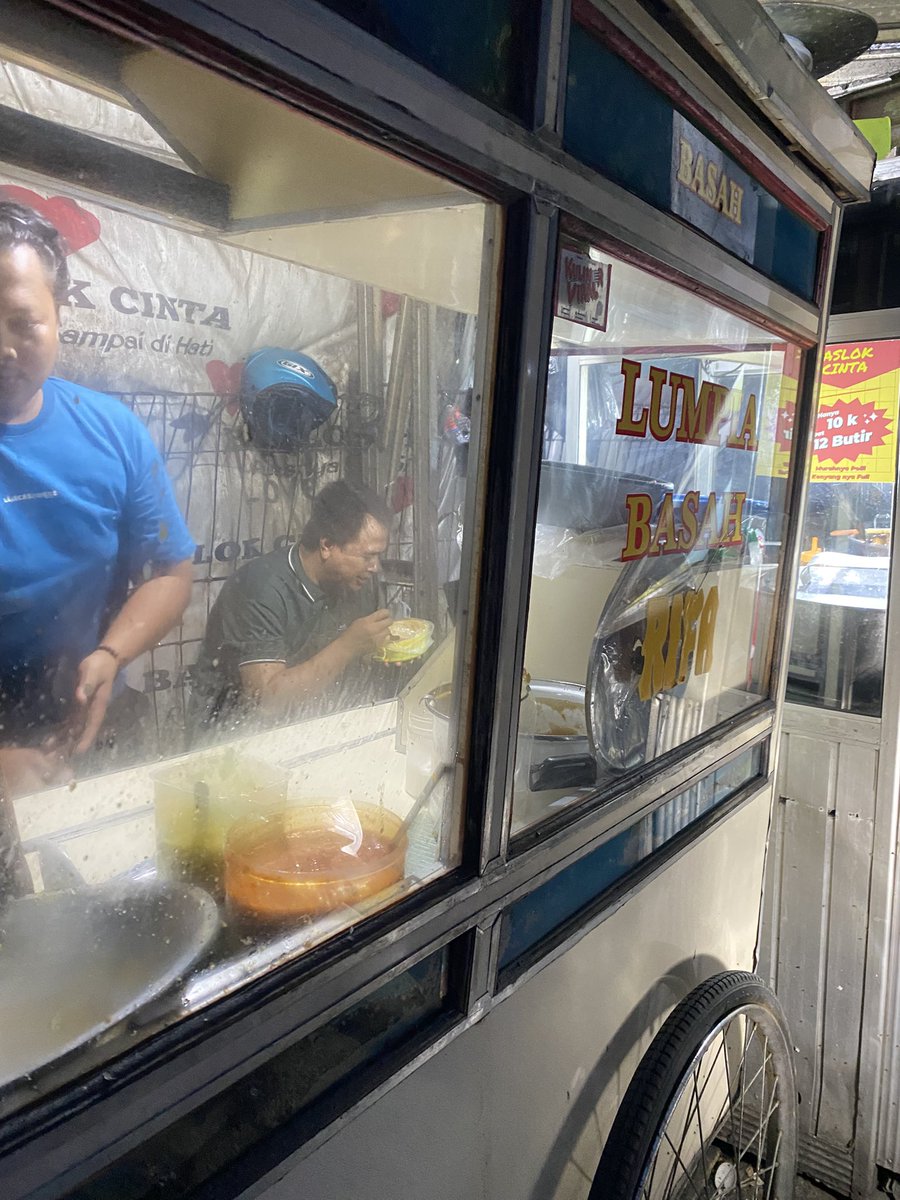 wnisekai's tweet photo. selain stasiun gondangdia, stasiun pondok cina juga surganya jajan  😆

dibeliin lumpia basah langganan pacarku, aku langsung suka! harganya 10rb. dari rasa juga enak! gurih, gak bau, porsinya pun bikin kenyang, dibungkus daun pisang jadi makin wangi! :3 https://t.co/RILDvqtISJ