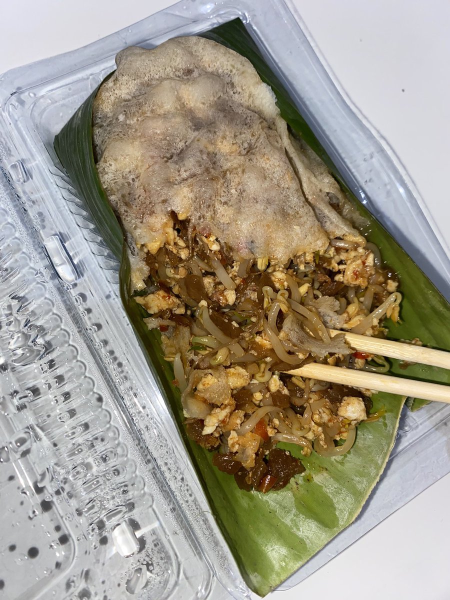wnisekai's tweet photo. selain stasiun gondangdia, stasiun pondok cina juga surganya jajan  😆

dibeliin lumpia basah langganan pacarku, aku langsung suka! harganya 10rb. dari rasa juga enak! gurih, gak bau, porsinya pun bikin kenyang, dibungkus daun pisang jadi makin wangi! :3 https://t.co/RILDvqtISJ