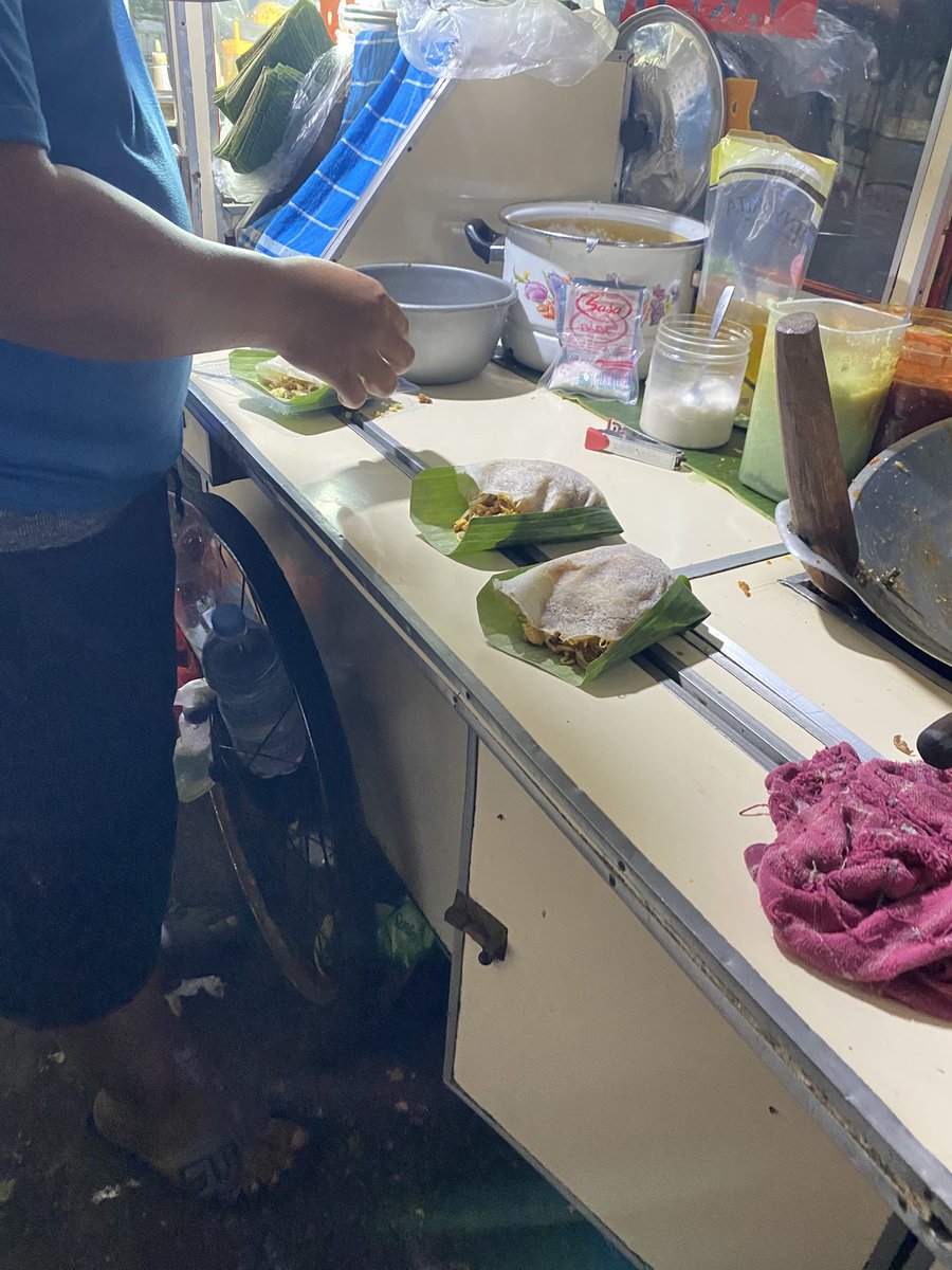 wnisekai's tweet photo. selain stasiun gondangdia, stasiun pondok cina juga surganya jajan  😆

dibeliin lumpia basah langganan pacarku, aku langsung suka! harganya 10rb. dari rasa juga enak! gurih, gak bau, porsinya pun bikin kenyang, dibungkus daun pisang jadi makin wangi! :3 https://t.co/RILDvqtISJ