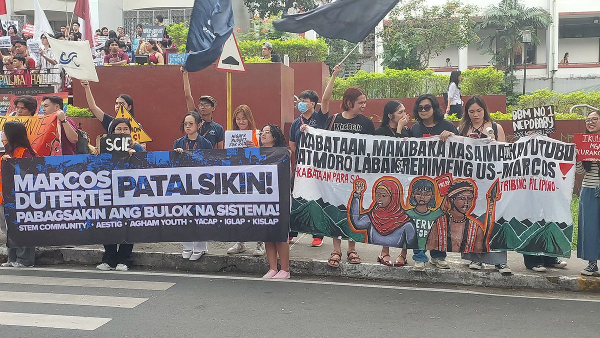 tinigngplaridel's tweet photo. 'PONDO SA EDUKASYON, HINDI SA KORAPSYON'

TINGNAN: Nagsanib-puwersa ang mga mag-aaral mula sa iba't ibang kolehiyo at miyembro ng mga sektor sa AS steps ng Bulwagang Palma bilang pagsalubong sa ikalawang semestre ngayong araw, Enero 20.

Kuha ni Justin Boncodin

#FirstDayFight https://t.co/rIyYBkKr9M