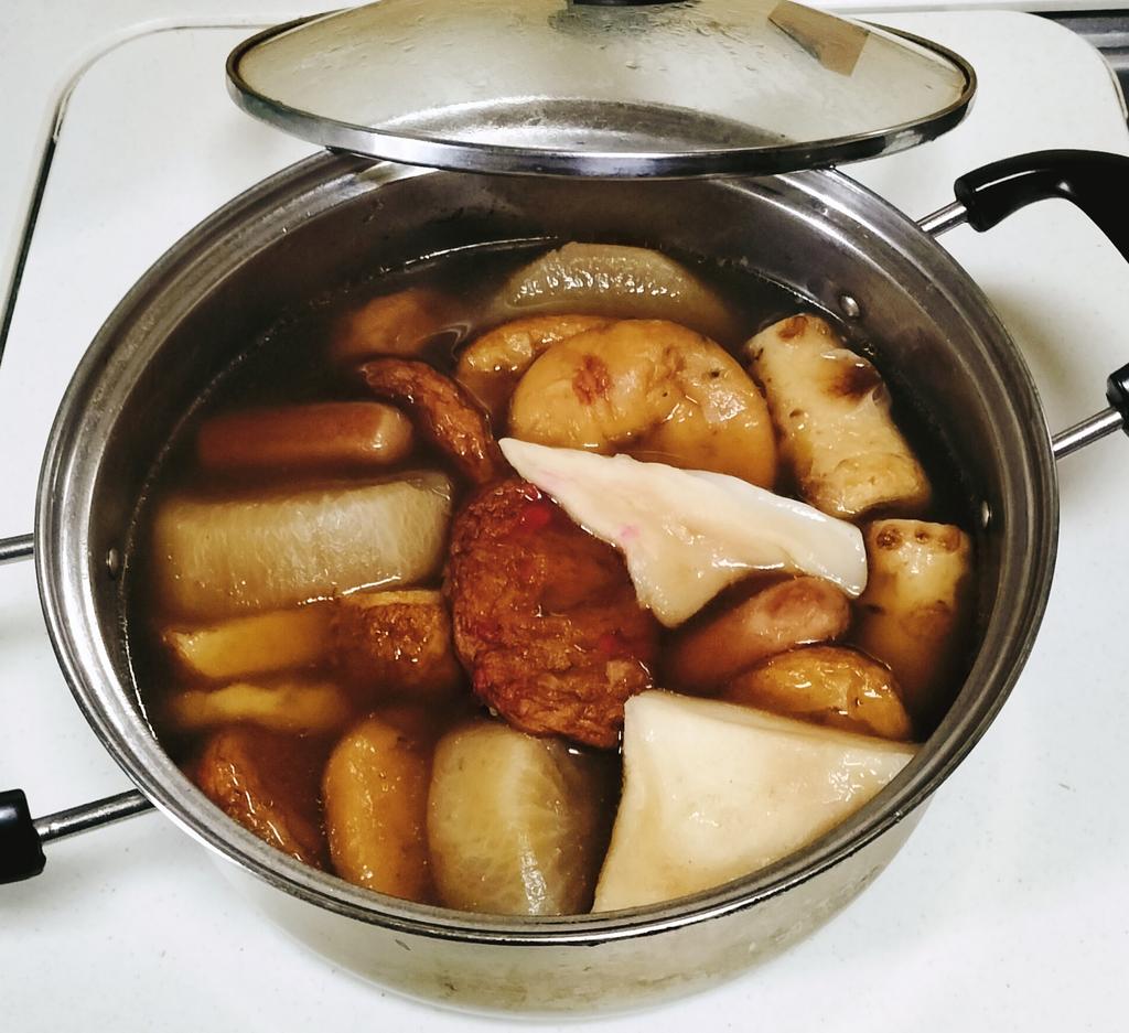 いただいた大根と共に今夜のおでん
出汁染ませるので昼から煮込んだが、絵コンテで煮詰まった頭に出汁の匂いが暴力的にキツい
プロットよりエロが激しくなるかもしれん 