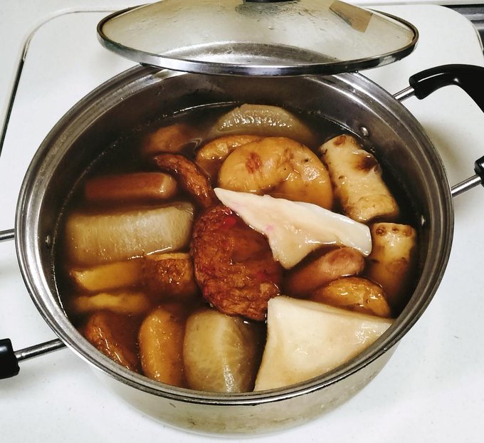 いただいた大根と共に今夜のおでん 出汁染ませるので昼から煮込んだが、絵コンテで煮詰まった頭に出汁の匂いが暴力的にキツい プロットよりエロが激しくなるかもしれん