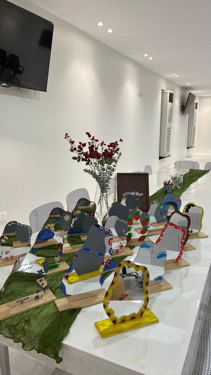 مساءٌ بهيج يحمل في طيّاته أولى لقاءات
برنامج " مرافئ "🤍 .

بدأنا في مرفأ المعرفة 💡، واستمتعنا بفقرات ثرية بعنوان مرفأ القياده والنمو .

ثم انتقلنا إلى مرفأ الإتقان🎨، حيث خضنا تجارب ممتعه بالرسم على المرايا .

واختتمنا يومنا بإلهام وفرح مشترك 🍃 .
#فريق_صبا_النسائي_التطوعي