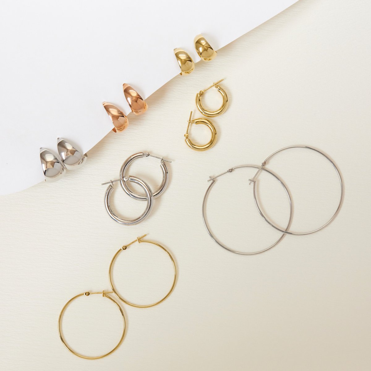 hoop pierced earrings》 スタイルを選ばないシンプルなデザインで