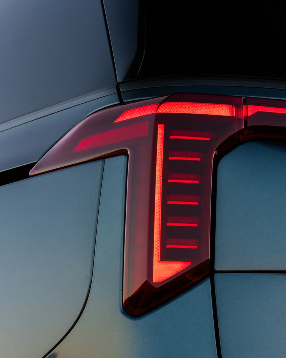 BLAutoGroup's tweet image. Check out the dramatic exterior details of the 2026 Kia Carnival MPV — from the bold grille and sleek lines to the standout tail‑lights.

What’s the first detail you’d show off?