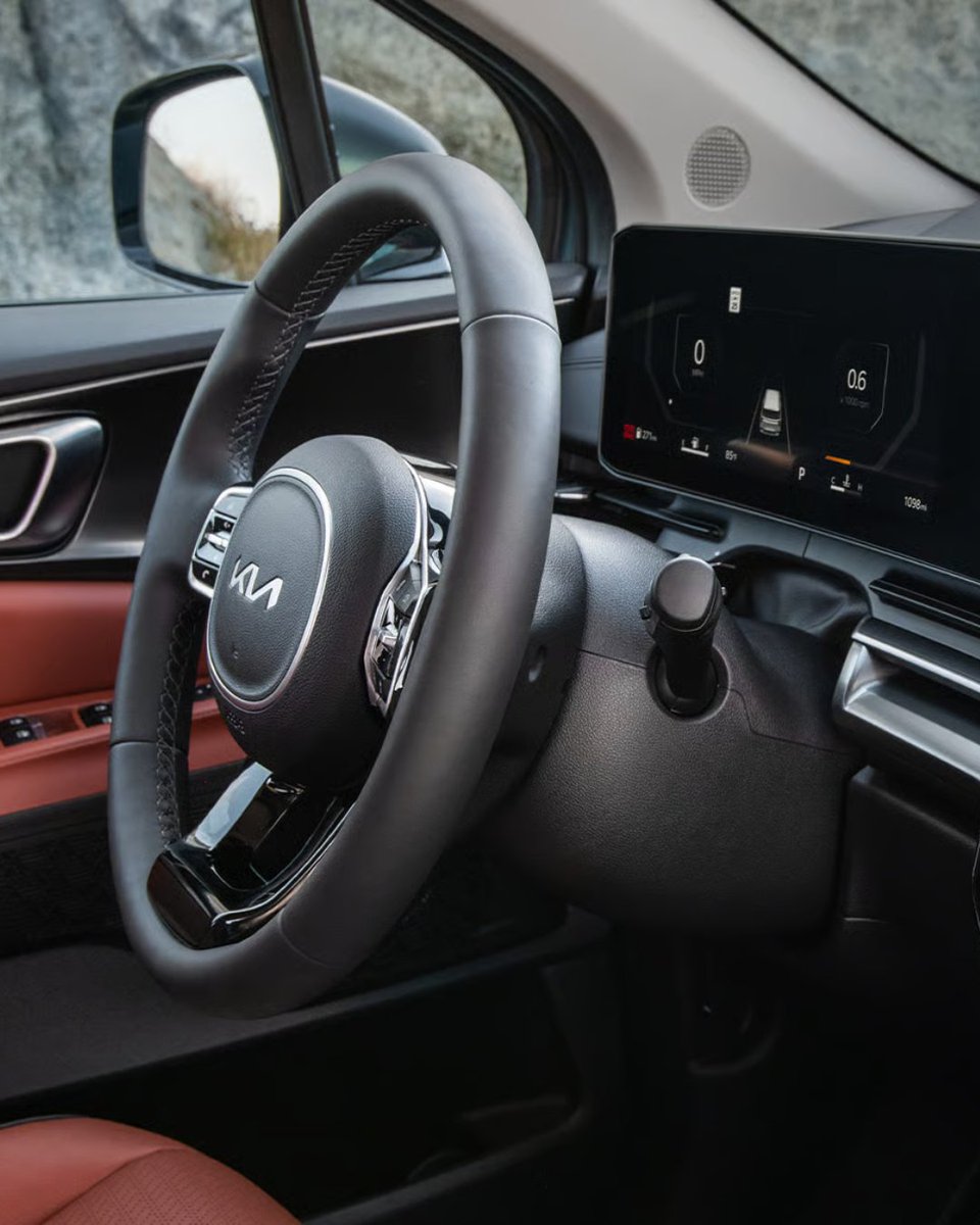 BLAutoGroup's tweet image. Check out the dramatic exterior details of the 2026 Kia Carnival MPV — from the bold grille and sleek lines to the standout tail‑lights.

What’s the first detail you’d show off?