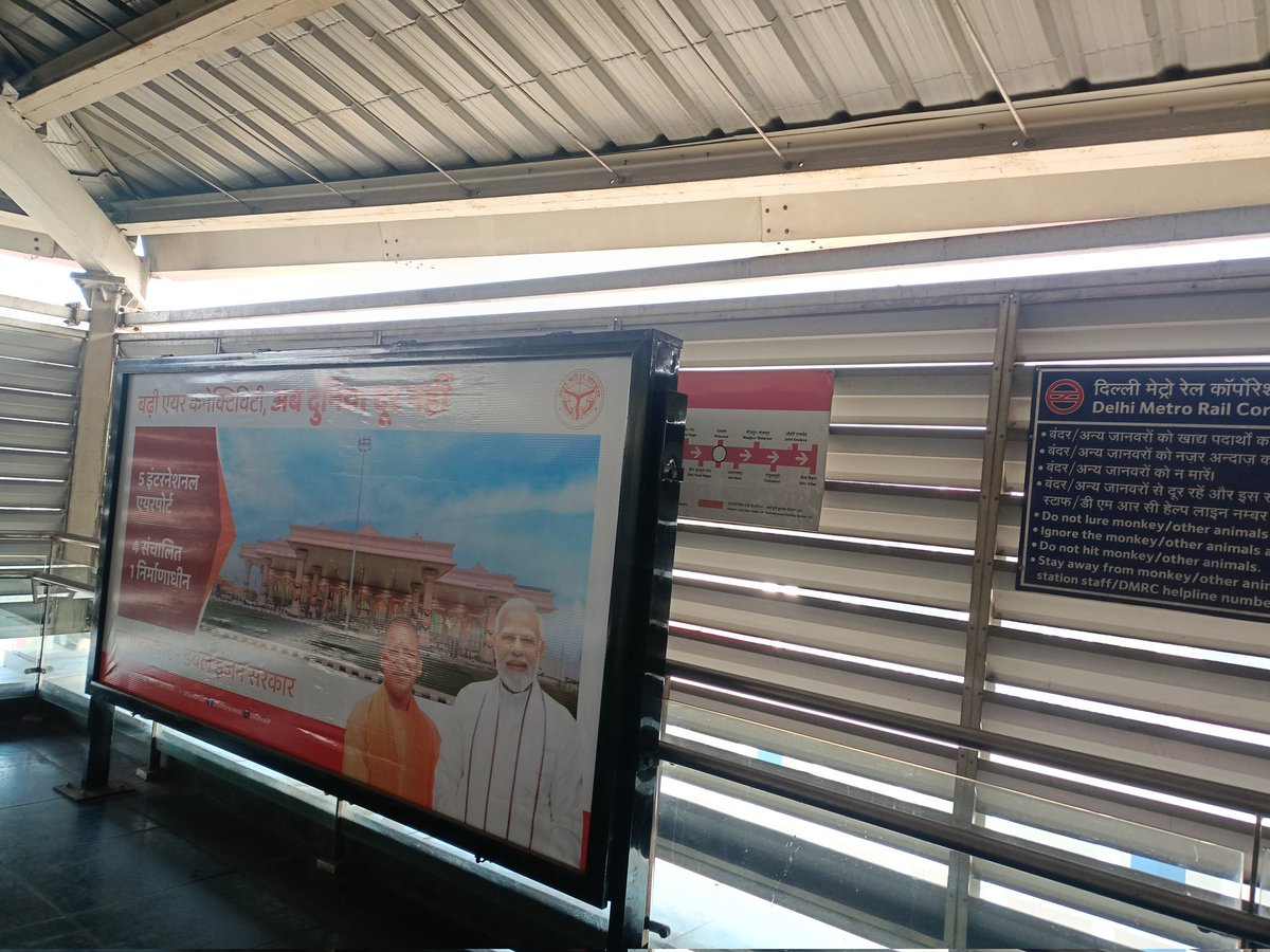 KgAashu's tweet photo. Advertisements are important but are they more important than the route map?
@OfficialDMRC 
#DurgabaiDeshmukhMetro #Pinkline #DMRC https://t.co/0AmKBWQRec