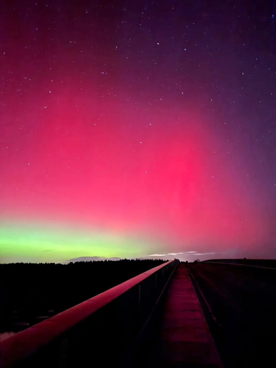 infoccitanie's tweet photo. Splendides aurores boréales du côté de la Bretagne cette nuit ! 😱😍

📸 Marie Henvel via Météo Bretagne #aurore #auroresboreales #auroreboreale #bretagne https://t.co/j4BjOw71sn
