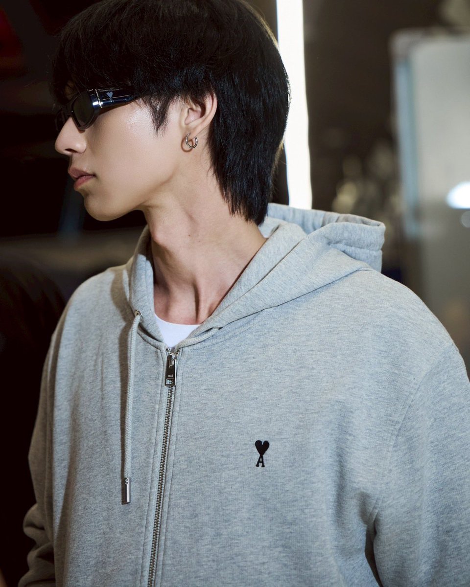 อีกหนึ่งคนสำคัญของ f.AMI.ly ที่ขาดไม่ได้! ไบร์ท-วชิรวิชญ์ (<a href="/bbrightvc/">bright</a>) เตรียมตัวออกเดินทางไปพร้อมกับ <a href="/amiparis/">Ami Paris</a> เป็นครั้งที่ 3 เพื่อเข้าร่วมรับชมโชว์ Fall-Winter 2026 โดย Alexandre Mattiussi ซึ่งจะจัดขึ้นในวันพฤหัสบดีที่ 22 มกราคม เวลา 02.00 น. (ตามเวลาประเทศไทย)