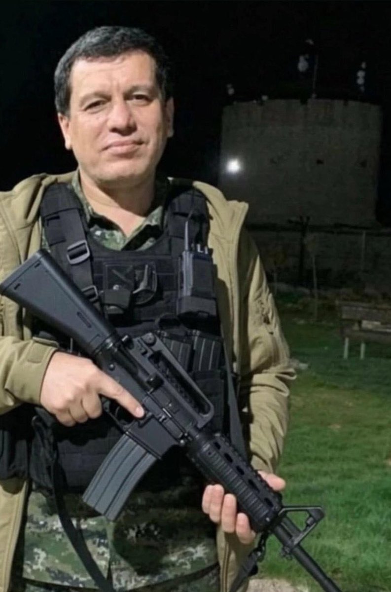 CihatGarzanli's tweet photo. General Mazlum Abdi, Rojava'ya döndü ve silah kuşanıp cephede yerini aldı. Rudaw'a konuşan SDG Sözcüsü Ferhad Şami'ye göre; Abdi, Şam’daki toplantıda şu ifadeleri kullandı: "Ben bir halkı temsil ediyorum, şehitlerin kanını temsil ediyorum, bir makam uğruna onlardan ödün veremem." https://t.co/ucBghpPQS8