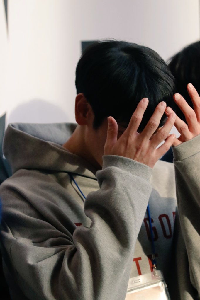 나. 작년 올스타 전야제 변준형..
1년이 지나도 이거만큼 맘에 들게 찌근 사진 없음
첨으로 사람 사진을 폰 배경해봄 ! ㅜㅜ