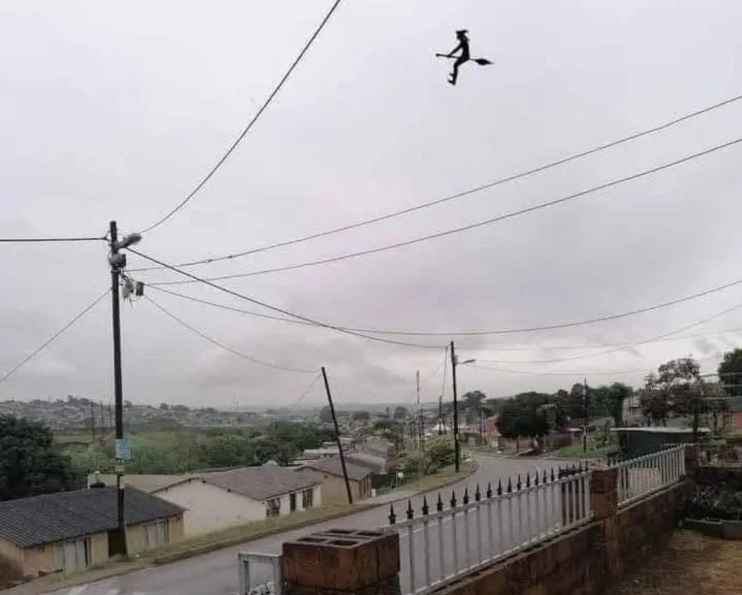 Thato_Rachidi's tweet image. Girlfriend: Babe I don't have money for transport

Side Chick: