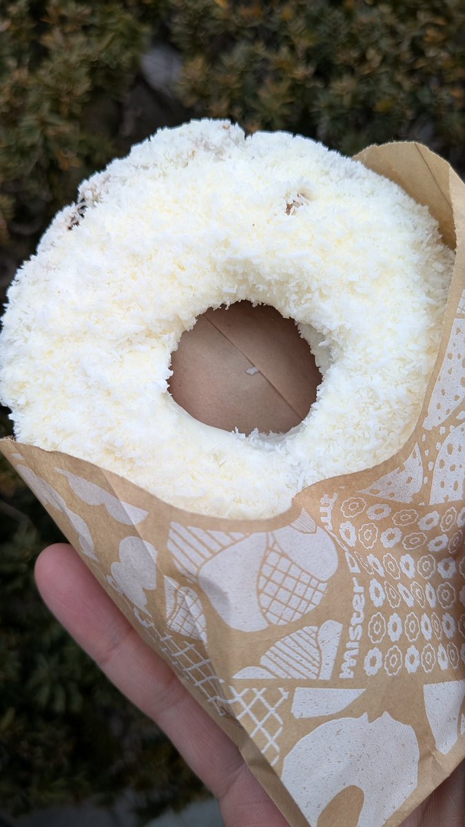 uryo1112's tweet image. バズってるミスドの幻のドーナツついに出会えた。ココナッツたっぷりでクリーム挟まってサクサクで神じゃん