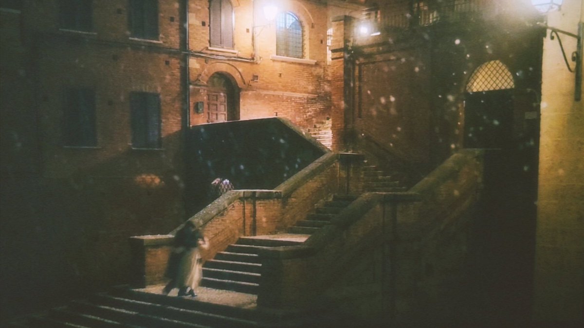 Nujja5's tweet image. โดยรวมซีรีส์นี้ควรได้รางวัลด้านการจัดวางองค์ประกอบแต่ล่ะฉากดีเด่น โคตรศิลป์ โคตรสวย ไม่ว่าจะดึงซีนไหนมาเล่า แคปซีนไหนมาอวย ภาพมันสวยมาก มุมกล้องที่โคตรตั้งใจเลือก การเล่าเรื่องให้ครส. เหมือนดูละครเวทีโดยเฉพาะตอนที่โดรามีออกมา #CanThisLoveBeTranslated