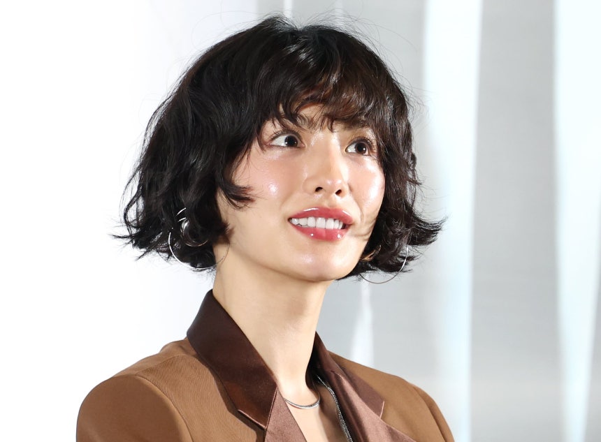 “나나가 먼저 흉기 휘둘러”…나나 집 침입 강도, 혐의 전면 부인
강도측은 돈 없어서 빈집털이 갔는데
놀란 나나어머니가 밀치길래 진정시키려 어깨를 잡았는데 나나가 흉기를 들고와 휘두르고 일방 폭행하여 강도는 피해자라 주장 ㅋㅋㅋㅋ
이제부터 강도오면 고생한다고 차라도 대접해야 하나?