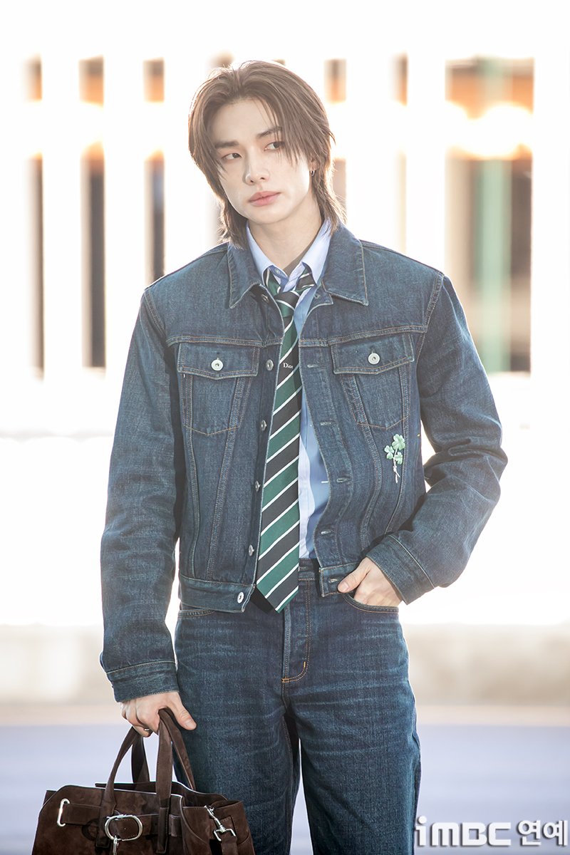 [포토] 스키즈 현진, 눈부신 손인사 
#StrayKids #스트레이키즈 #SKZ #현진 #HYUNJIN
#출국 #공항패션 #ICN_260120 [iMBC 연예]

스트레이키즈 현진이 20일 오전 파리에서 열리는 패션쇼 일정 참석 차 인천국제공항 제2여객터미널을 통해 프랑스로 출국하고 있다.

⬇️고화질 Click Plz⬇️