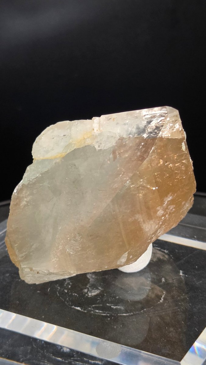 また国産鉱物です。 バイカラートパーズ 滋賀県田上山 中沢晶洞下から