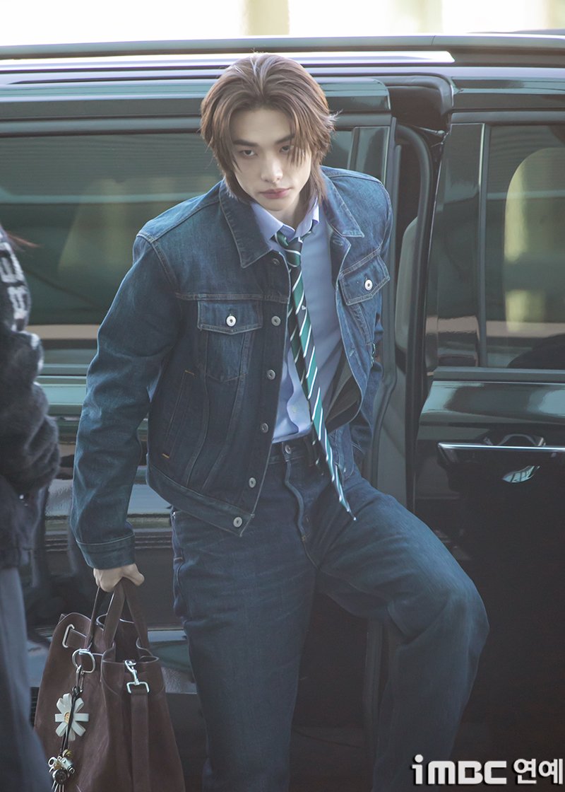 [포토] 스키즈 현진, 청청 청춘 
#StrayKids #스트레이키즈 #SKZ #현진 #HYUNJIN 
#출국 #공항패션 #ICN_260120 [iMBC 연예]

스트레이키즈 현진이 20일 오전 파리에서 열리는 패션쇼 일정 참석 차 인천국제공항 제2여객터미널을 통해 프랑스로 출국하고 있다. 

⬇️고화질 Click Plz⬇️