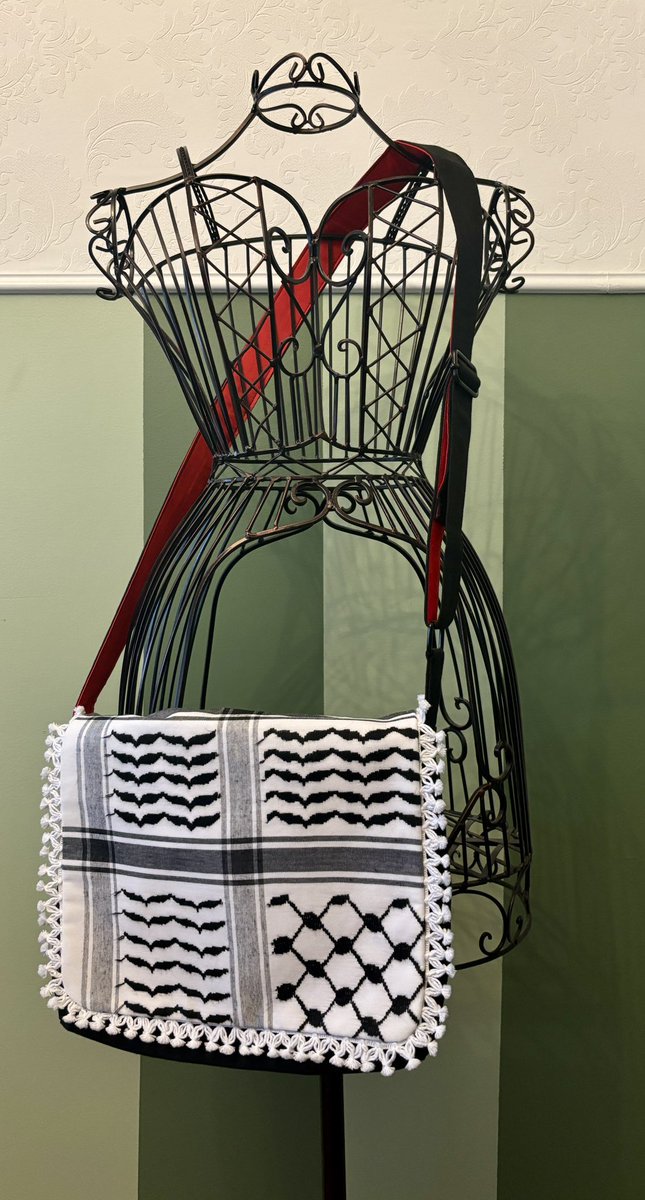 AgoEFiloStudio's tweet photo. The Georgie “Free Palestine!” Messenger Bag

Materials, dimensions &amp; full description are below in the thread.

Starting bid is $60. 
Please add your bids here &amp; reply to the most recent bid to so that we have an easy to follow thread of bids.

Auction will go until 23/02/26. https://t.co/KmHOOScMvX