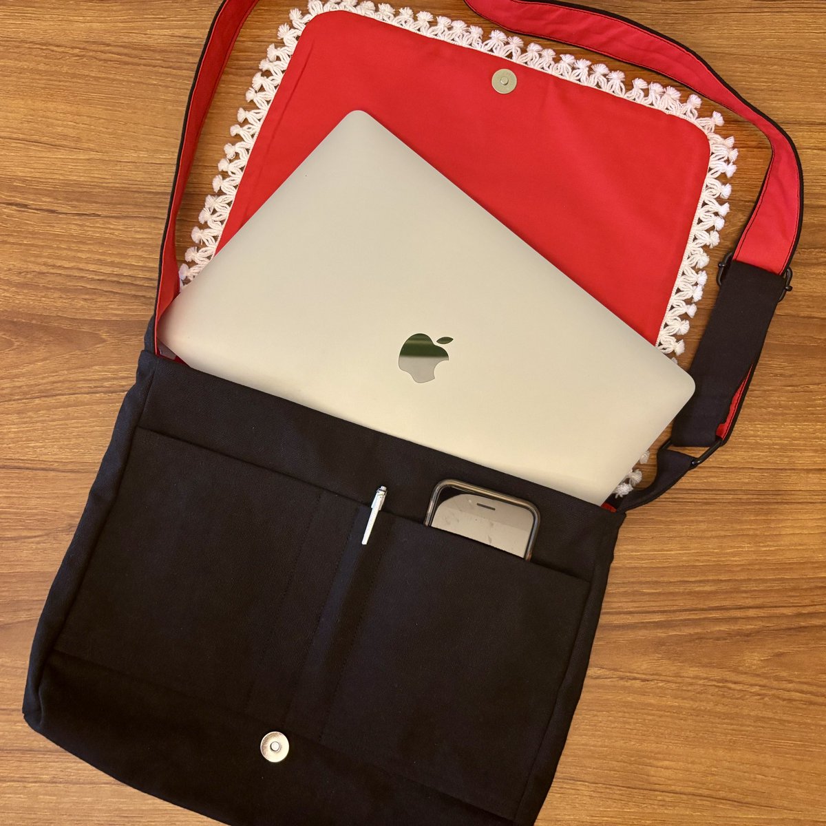AgoEFiloStudio's tweet photo. The Georgie “Free Palestine!” Messenger Bag

Materials, dimensions &amp; full description are below in the thread.

Starting bid is $60. 
Please add your bids here &amp; reply to the most recent bid to so that we have an easy to follow thread of bids.

Auction will go until 23/02/26. https://t.co/KmHOOScMvX