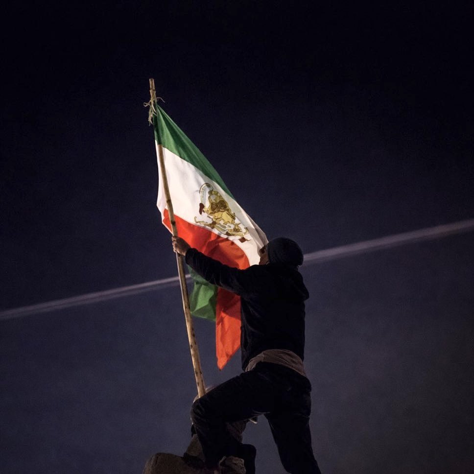 ❌مهم❌ رشته توییت ❌

۱- دوستان عزیز، یه مفهوم مهم وجود داره که الان باید همه درباره‌ش بدونیم و روش تمرکز کنیم: R2P

این می‌تونه یکی از مؤثرترین ابزارهای بین‌المللی برای کمک واقعی به مردم ایران باشه.

R2P یعنی چی؟
Responsibility to Protect
یعنی وقتی یک حکومت مردم خودش رو می‌کشه،