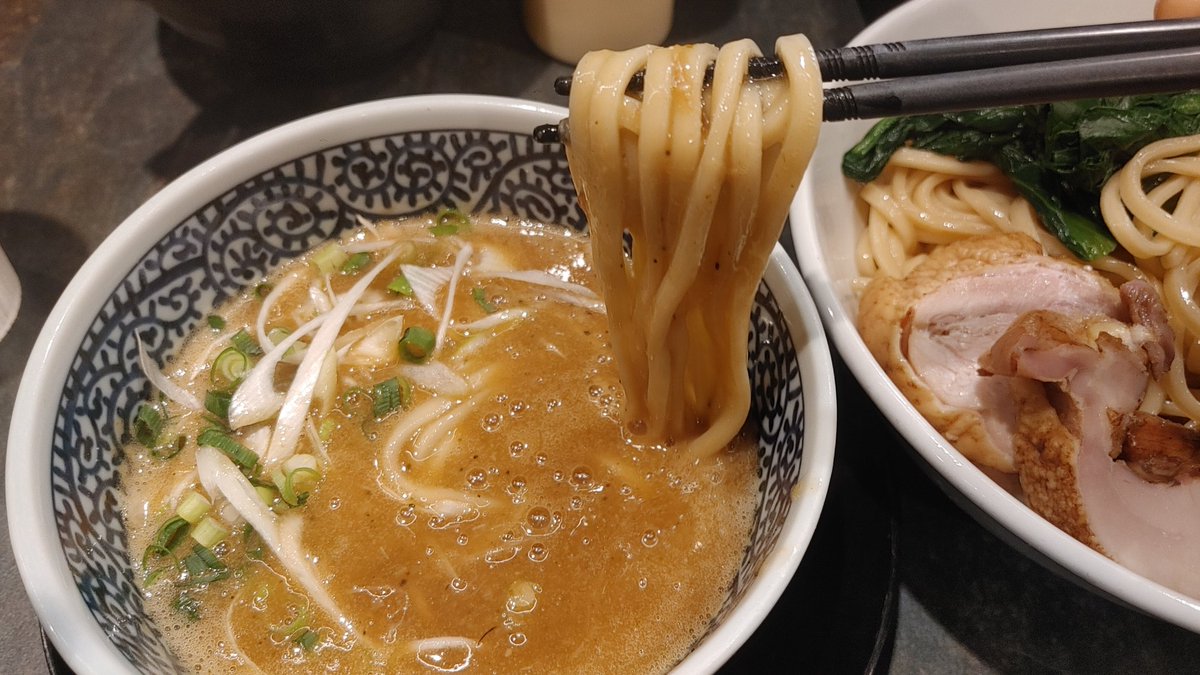 Itou_menzin's tweet photo. 休日、美味い麺を求めて…

宮元製麺@東砂

「鶏と貝出汁のつけ麺」
大盛り+炭火焼き鶏チャー増し

今日はつけ麺大盛りで食べたい😆♪
そんな気分でX散策、ポストを見付けて訪問😉
宮ちゃんは不在、でも、来た甲斐が十二分にある美味しさに���満足😋🎶

ごちそうさまでした😌 https://t.co/HUzc0IPgQN