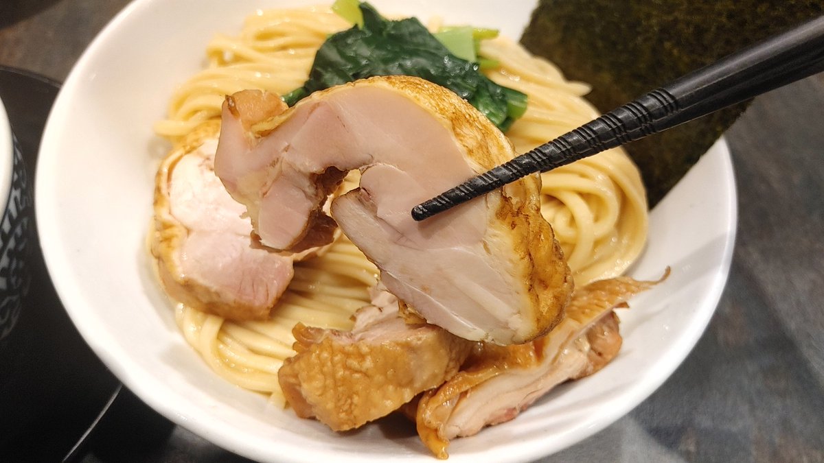 Itou_menzin's tweet photo. 休日、美味い麺を求めて…

宮元製麺@東砂

「鶏と貝出汁のつけ麺」
大盛り+炭火焼き鶏チャー増し

今日はつけ麺大盛りで食べたい😆♪
そんな気分でX散策、ポストを見付けて訪問😉
宮ちゃんは不在、でも、来た甲斐が十二分にある美味しさに���満足😋🎶

ごちそうさまでした😌 https://t.co/HUzc0IPgQN