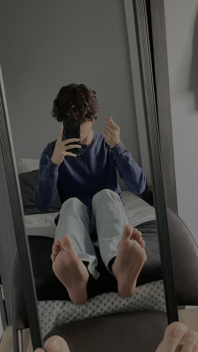 ticklemesoft19's tweet photo. #Feet #boy #feetfetısh #socks https://t.co/x7cXuRkMWB