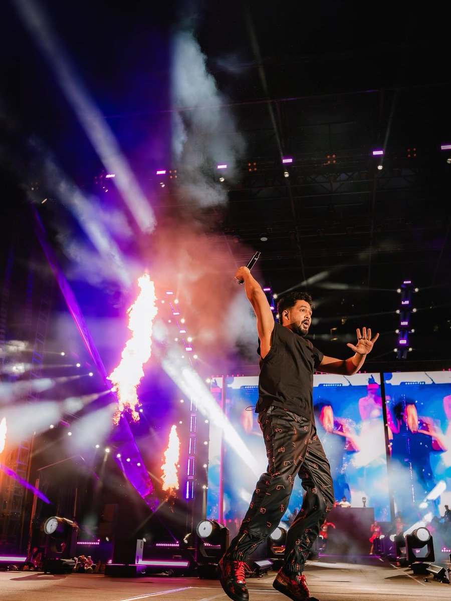 hiphoptamizha's tweet photo. A sold out stadium 🙆🏻‍♂️ Malaysia loves Hiphop Tamizha ❤️ But Hiphop Tamizha loves Malaysia moreeeee 🫶🤷🏻‍♂️😍 

Nandri Malaysia 🫶 Nandri #dontrunawayasia.my  ❤️ https://t.co/iigiumzDyL