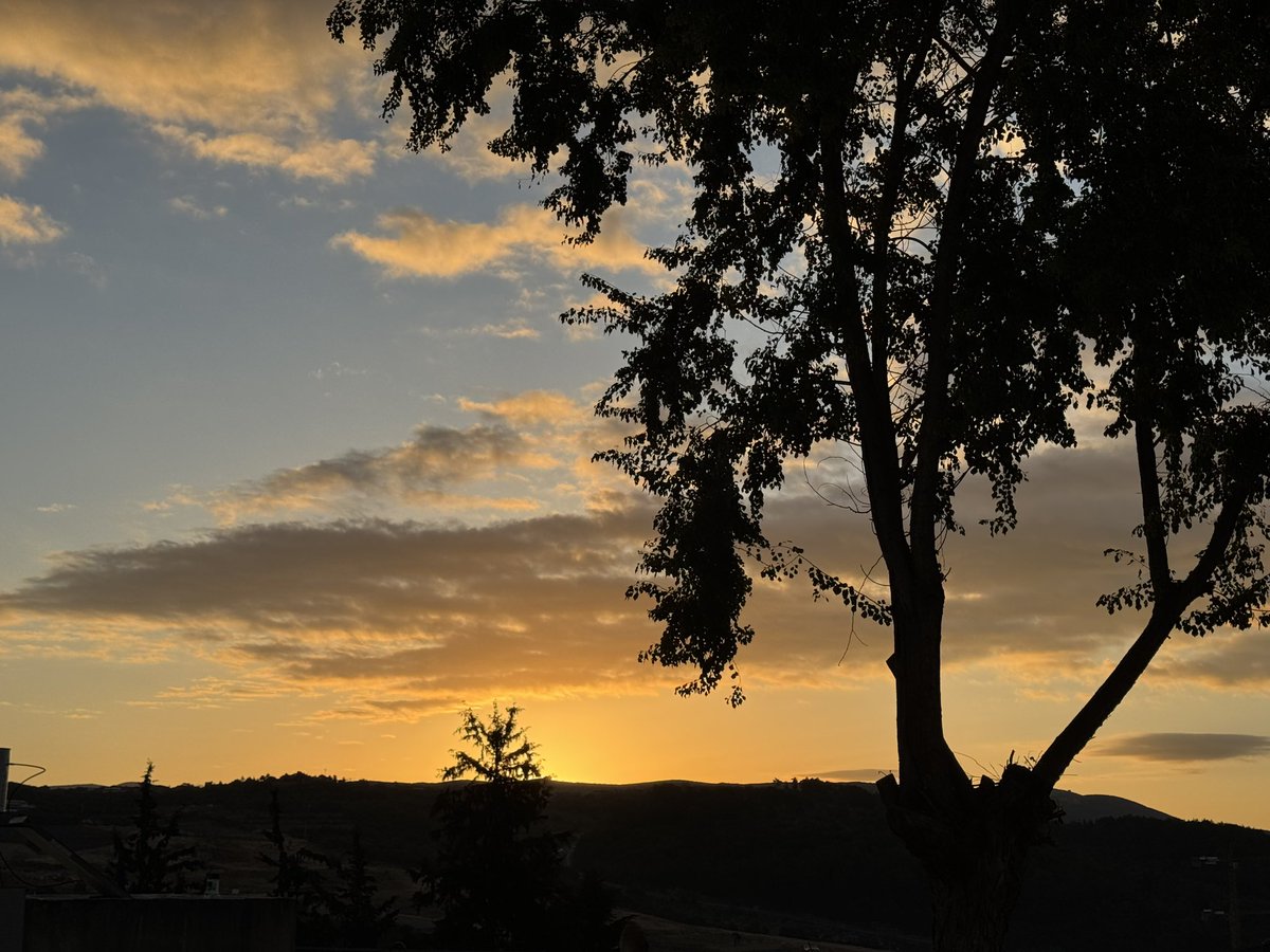 LambdaMom's tweet photo. That moment just before the sun breaks over the horizon https://t.co/L0PupLKqbe