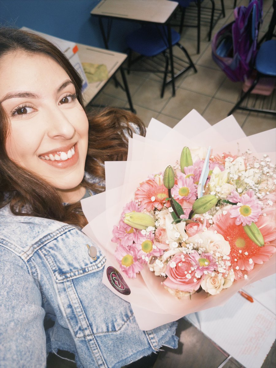 L_zbthh's tweet photo. Claro que recibí la sorpresa más preciosa del amor de mi vida, que felicidad tener a un hombre que hace todo por verme feliz aún a la distancia💕🥰 https://t.co/GJlXMdTNjk