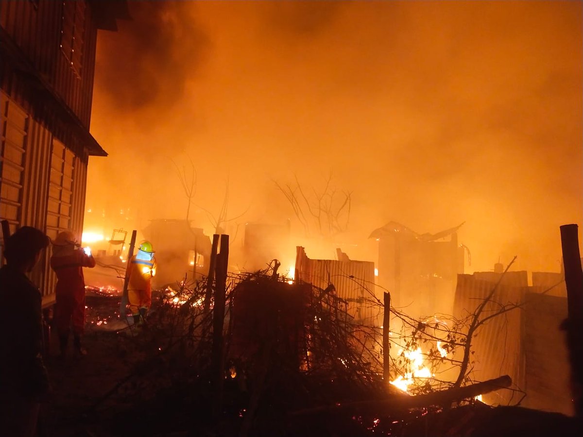 IOMBangladesh's tweet image. 🔥 A devastating fire broke out early today in a #Rohingya camp in Cox's Bazar 🇧🇩, damaging 500+ shelters &amp;amp; camp-based facilities.

🙏 #Refugee volunteers + 🇧🇩 Fire Brigade contained the fire after several hours. IOM teams are on the ground responding to urgent needs.