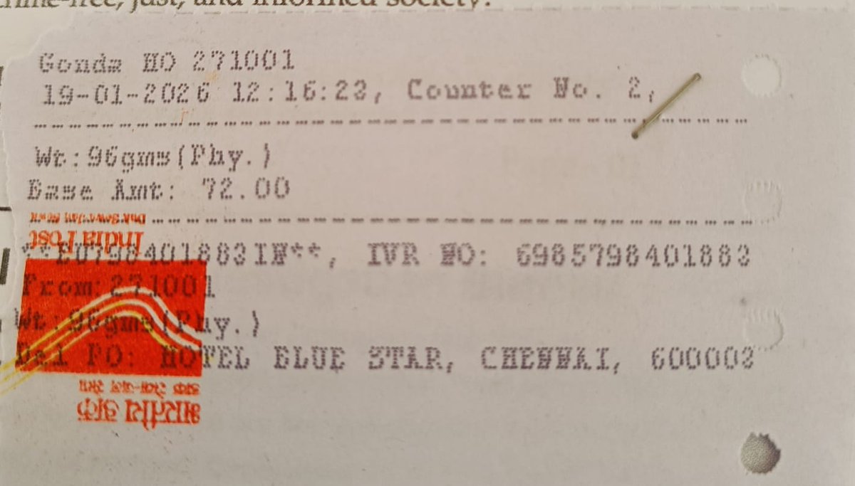 NCIBHQ's tweet photo. श्रीमान @IndiaPostOffice,
आपके श्रीचरण आखिर हैं कहाँ प्रभु?

दुनिया बेसिक फोन से उड़कर स्मार्टफोन, 5G और AI तक पहुँच गई, और आपकी रसीद आज भी वही पुरातन तपस्या में लीन है। लगता है जैसे किसी पुरातत्व विभाग से खुदाई करके निकाली गई हो।

कभी प्रिंटिंग ऐसी कि पूरा कागज़ कालिख स्नान करके निकला हो – अक्षर ढूँढो तो लगे जैसे कोयले की खान में मोती खोज रहे हों। और कभी प्रिंट ऐसा कि पुराने ज़माने के एंटीना वाले टीवी पर दूरदर्शन के धारावाहिक की झिलमिलाहट याद आ जाए – तीन लाइनें साफ, चार लाइनें गायब! हालत यह कि रसीद पढ़ने बैठो तो इंसान तो इंसान, AI भी माथा पकड़ ले – “भाई, ये तो मेरी भी औकात से बाहर है!”

कभी लिखावट इतनी हल्की कि लगे विभाग ने स्याही नहीं, होम्योपैथिक दवा छिड़क दी हो। सोचता हूँ कि एक कर्मचारी को लाखों का वेतन देने वाला विभाग क्या महीने में सौ रुपये का प्रिंटर रिबन भी अफोर्ड नहीं कर पा रहा? और अब तो कमाल यह कि डाक किसे भेजी जा रही है, उसका नाम ही अंतर्ध्यान!

धन्य हो प्रभु भारतीय डाक!
आपकी लीला आप ही जानो – हम तो बस रसीद में पत्र किसे भेजा गया है उसका नाम पढ़ने की असफल कोशिश में मोक्ष प्राप्त कर रहे हैं।

~ साभार: @NCIBHQ